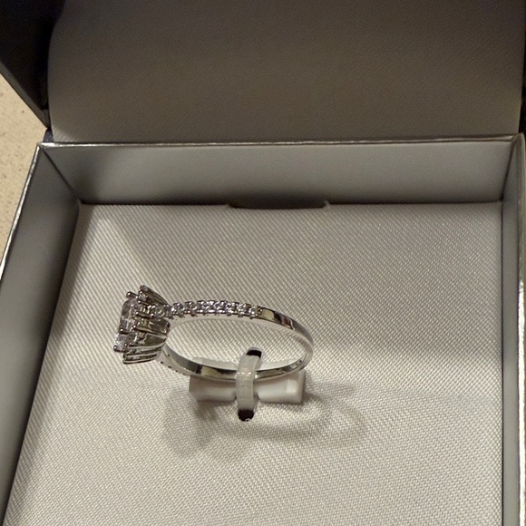 Dazzling  Cubic Zirconia Sterling Silver Women’s Classic occasion Ring Size 9.5 - Picture 4 of 8